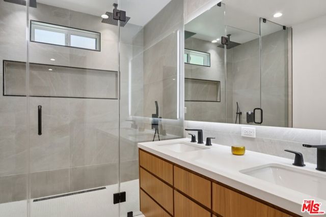 13117 Magnolia Boulevard, Sherman Oaks CA: https://media.crmls.org/mediaz/c5a03d36-b12e-4626-908a-fc9ac79354f3.jpg