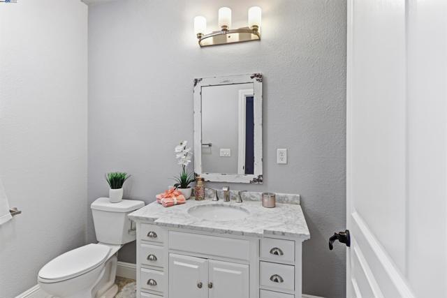 5512 Sagehen Ct, Loomis CA: https://media.crmls.org/mediaz/c5a20034-3a14-41a3-b390-90406db7e3db.jpg