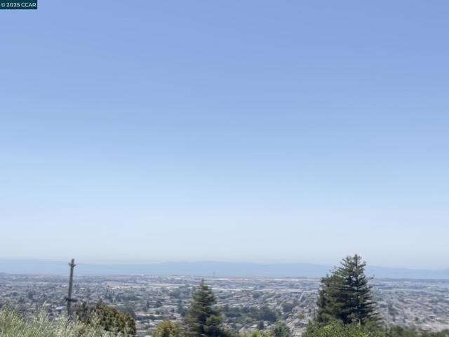 7618 Sunkist Dr, Oakland CA: https://media.crmls.org/mediaz/c5a25fa9-7bdb-4058-b206-d520a8e6ebd9.jpg