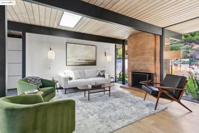 8156 Coach Dr, Oakland CA: https://media.crmls.org/mediaz/c5a2fa50-0e6d-471f-8a86-bb667b8c905c.jpg