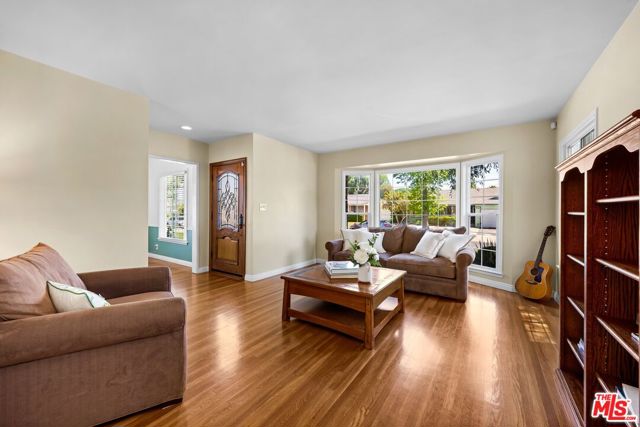 6611 Gerald Avenue, Lake Balboa CA: https://media.crmls.org/mediaz/c5a3144a-f08e-40c0-89ea-d89e7caeab5a.jpg