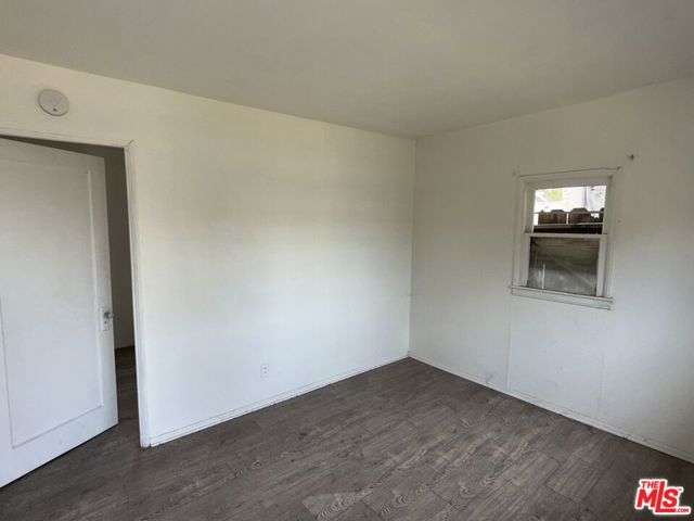 1145 E 10th Street, Long Beach CA: https://media.crmls.org/mediaz/c5a3543d-b85e-46ac-990b-07f28315bc67.jpg
