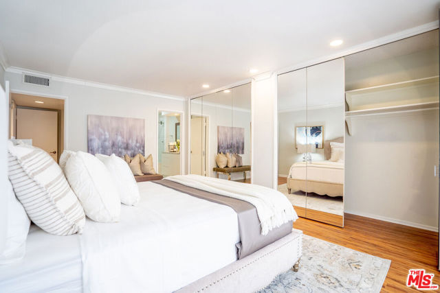 818 S Lucerne Boulevard, Los Angeles CA: https://media.crmls.org/mediaz/c5a3aed6-9f90-4cff-86b0-eb3985865a81.jpg