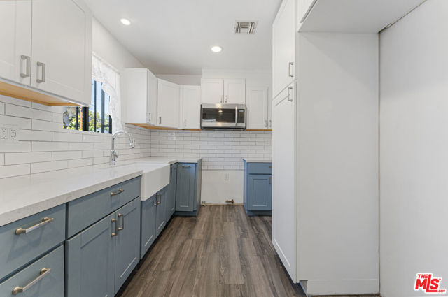 8056 Wakefield Avenue, Panorama City CA: https://media.crmls.org/mediaz/c5a3d13d-62d9-4ccb-82f1-95b15d31724b.jpg