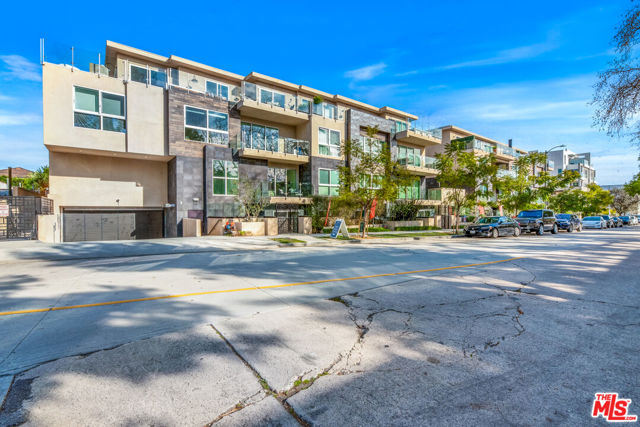 728 N Sweetzer Avenue, West Hollywood CA: https://media.crmls.org/mediaz/c5a4010f-267d-47bd-832b-c2e57fc9b381.jpg