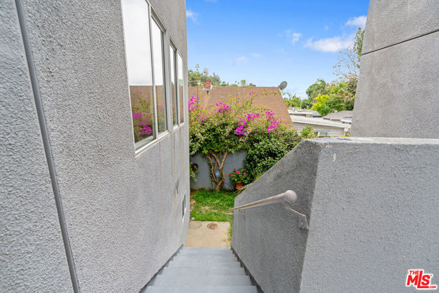 2131 Griffith Park Boulevard, Los Angeles CA: https://media.crmls.org/mediaz/c5a45339-322f-4fc3-b9f1-96f26f2513ee.jpg