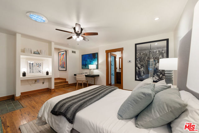 5045 Oakdale Avenue, Woodland Hills CA: https://media.crmls.org/mediaz/c5a48ea9-4556-4480-99b2-9e0269918779.jpg
