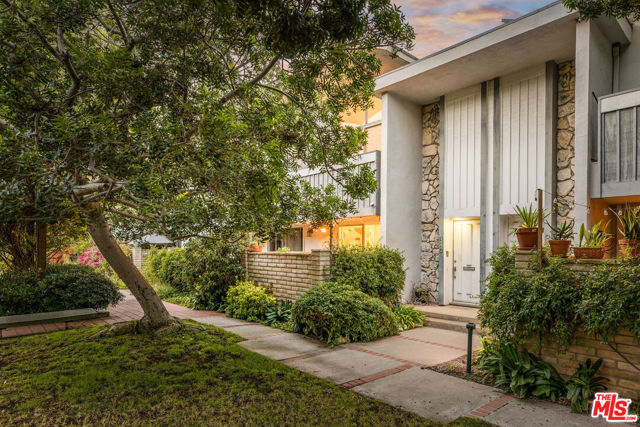 4804 La Villa Marina, Marina del Rey CA: https://media.crmls.org/mediaz/c5a4f30e-5fe4-4732-a717-888feeda844a.jpg