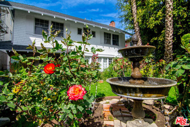 453 S Wilton Place, Los Angeles CA: https://media.crmls.org/mediaz/c5a51a68-2e4e-4500-8804-4f1d3f9a577d.jpg