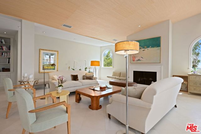 1634 Gilcrest Drive, Beverly Hills CA: https://media.crmls.org/mediaz/c5a668a1-d306-4700-8f31-047509369da0.jpg