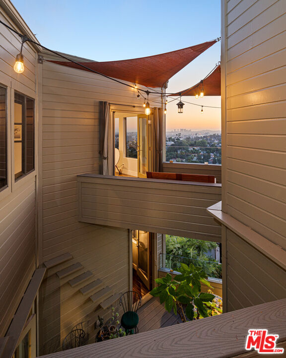 https://media.crmls.org/mediaz/c5a761a4-28b3-4e9d-98f7-2c10d5a16fcd.jpg?preset=X-Large