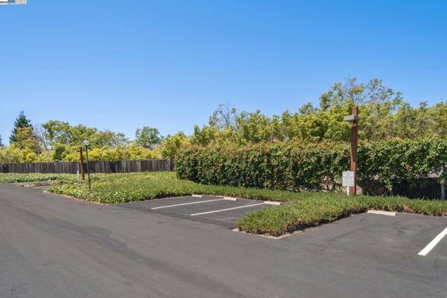 1105 Fontana Dr, Alameda CA: https://media.crmls.org/mediaz/c5a79e3a-b29f-4944-9466-7f456a3a6e8c.jpg