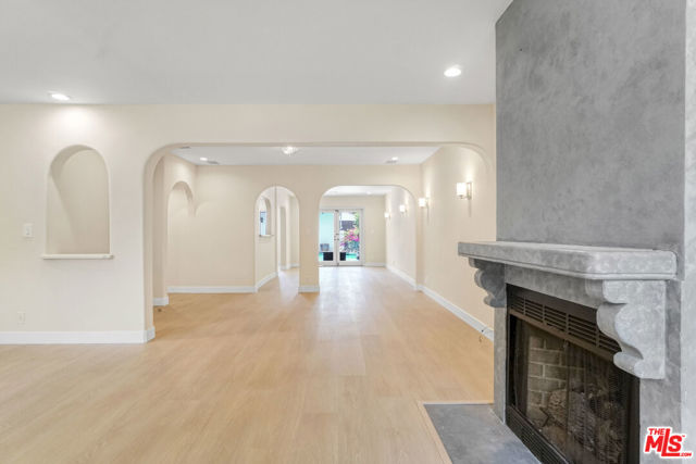 209 N Doheny Drive, Beverly Hills CA: https://media.crmls.org/mediaz/c5a7d18b-480e-454b-83c4-c36ea96391be.jpg