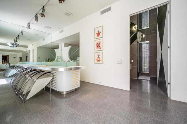 520 W ViA Lola, Palm Springs CA: https://media.crmls.org/mediaz/c5a9281f-fa25-437c-b403-14d01835f529.jpg