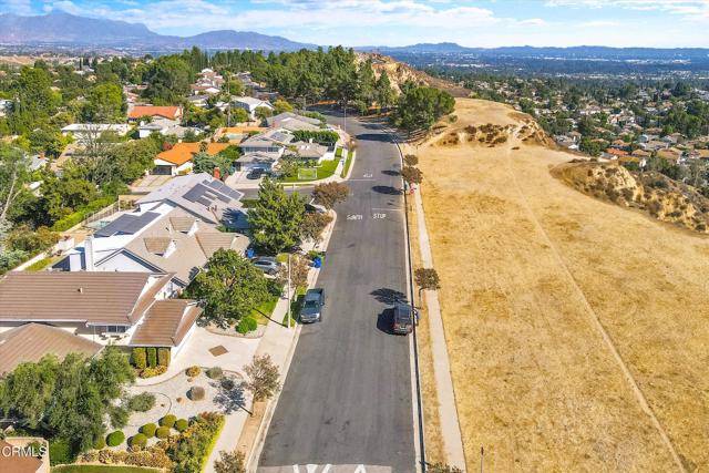 19015 Braemore Road, Porter Ranch CA: https://media.crmls.org/mediaz/c5a94159-fc7a-4aa1-bb00-bf29ae92a7d7.jpg