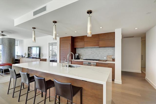 888 W E St, San Diego CA: https://media.crmls.org/mediaz/c5ab6c67-fe07-4f41-a162-f44685e45aa8.jpg