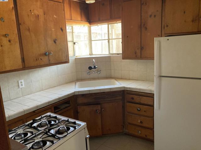 22007 Orange Ave, Castro Valley CA: https://media.crmls.org/mediaz/c5abb106-3ee6-4642-86b2-5d49320a999e.jpg