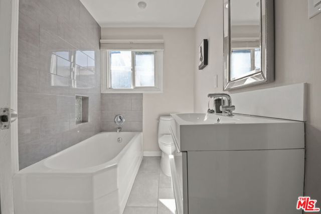 1656 S Rimpau Boulevard, Los Angeles CA: https://media.crmls.org/mediaz/c5ac4446-2f33-4000-b4f4-a1f541026560.jpg