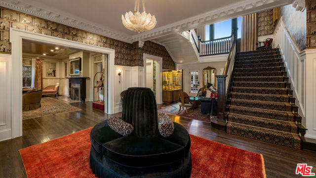 601 S Windsor Boulevard, Los Angeles CA: https://media.crmls.org/mediaz/c5acff7f-b6a1-418a-8f91-6cf772c629e2.jpg