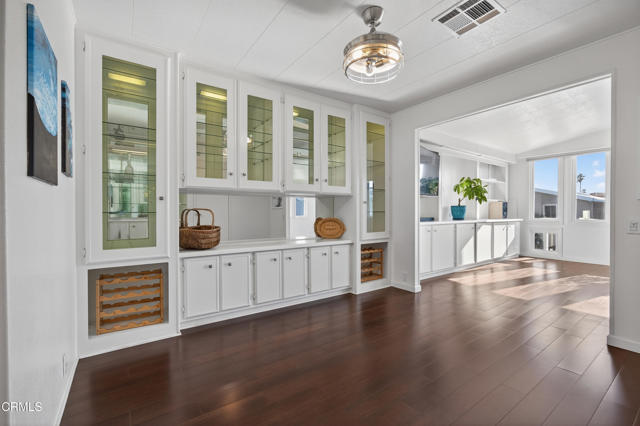 5540 W 5TH Street, Oxnard CA: https://media.crmls.org/mediaz/c5ad1a49-62cd-4117-a1f6-a23fca801921.jpg