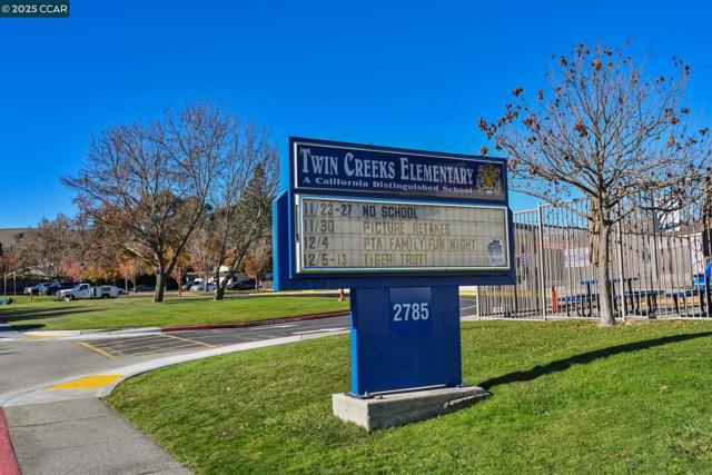 2571 Twin Creeks Dr, San Ramon CA: https://media.crmls.org/mediaz/c5ad4d4a-b5fe-4208-b026-277af5976c0f.jpg