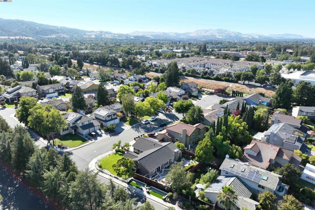 3211 Harvey Ct, Pleasanton CA: https://media.crmls.org/mediaz/c5adb223-ecd6-42da-b1ed-25ad7e81aeef.jpg