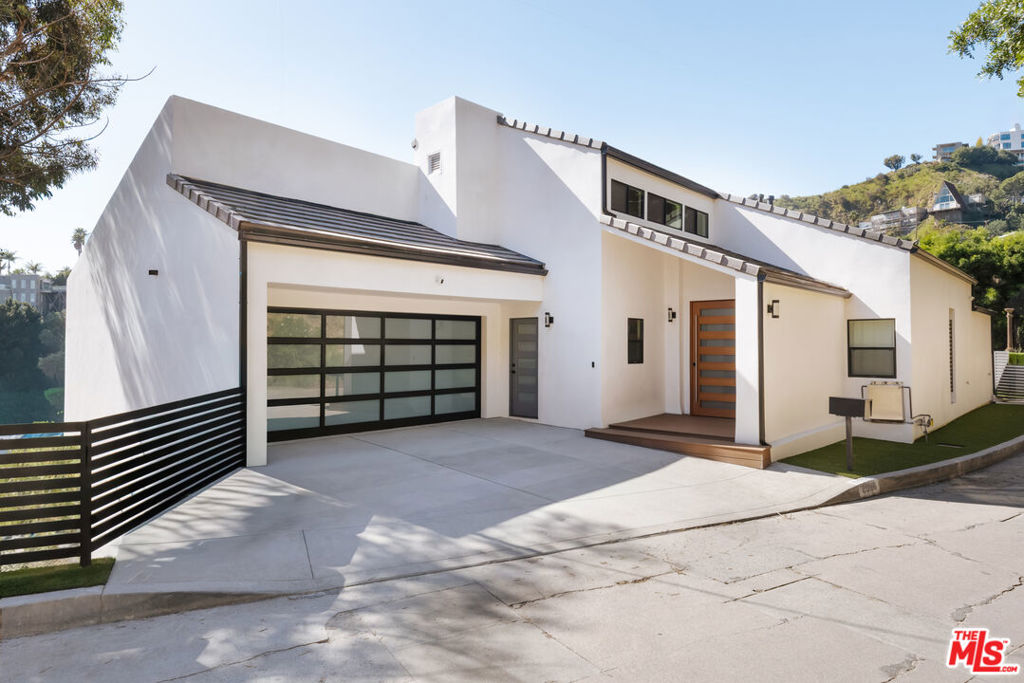 8566 Hollywood Boulevard