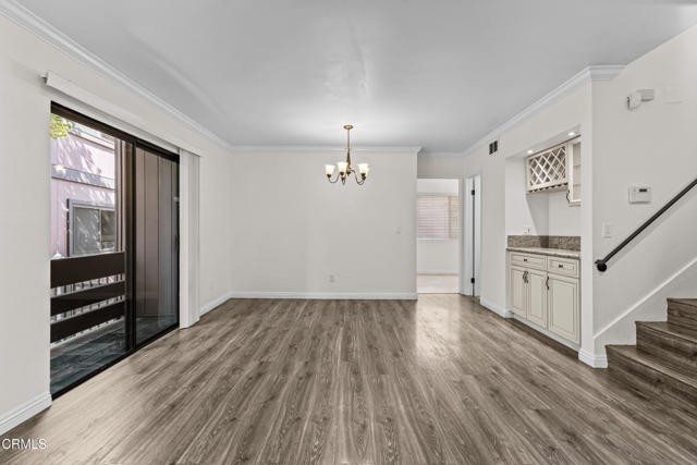 Detail Gallery Image 5 of 33 For 21931 Burbank Bld #5,  Los Angeles,  CA 91367 - 3 Beds | 2/1 Baths