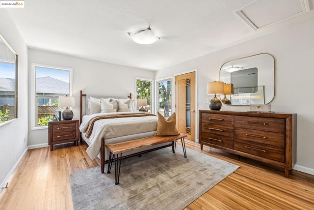 1708 Derby St, Berkeley CA: https://media.crmls.org/mediaz/c5b29bba-a7f5-473a-b9ff-8e45c1ac3ea4.jpg
