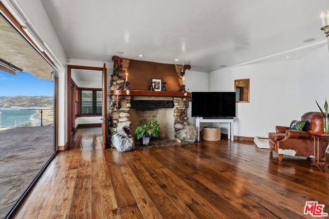 7007 Birdview Avenue, Malibu CA: https://media.crmls.org/mediaz/c5b36ca6-da6d-4f1e-905c-738727a9521a.jpg