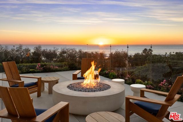 101 Ocean Avenue, Santa Monica CA: https://media.crmls.org/mediaz/c5b5e571-2993-4206-a89a-803ba83311e2.jpg