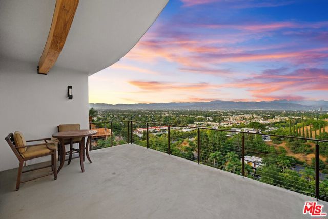 3631 Sunswept Drive, Studio City CA: https://media.crmls.org/mediaz/c5b5ee35-9366-44ce-928d-a068fbcf08c7.jpg