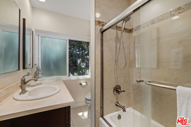 1127 15th Street, Santa Monica CA: https://media.crmls.org/mediaz/c5b7f27a-b0c6-4369-88e2-2f3fc79e4663.jpg