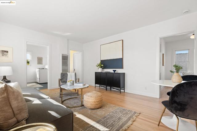 4008 Woodruff Ave, Oakland CA: https://media.crmls.org/mediaz/c5b7feee-39b1-4871-9cb8-b3ea81d99f17.jpg