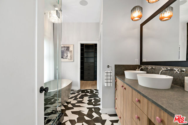 712 N Keystone Street, Burbank CA: https://media.crmls.org/mediaz/c5b9b69c-c4a9-483f-b62b-234d8a093bf2.jpg