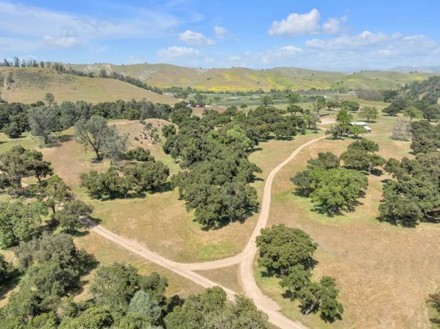 770 Limekiln Road, Hollister CA: https://media.crmls.org/mediaz/c5bc3ebb-b05c-4d0f-aec1-7ac3d2b3f125.jpg