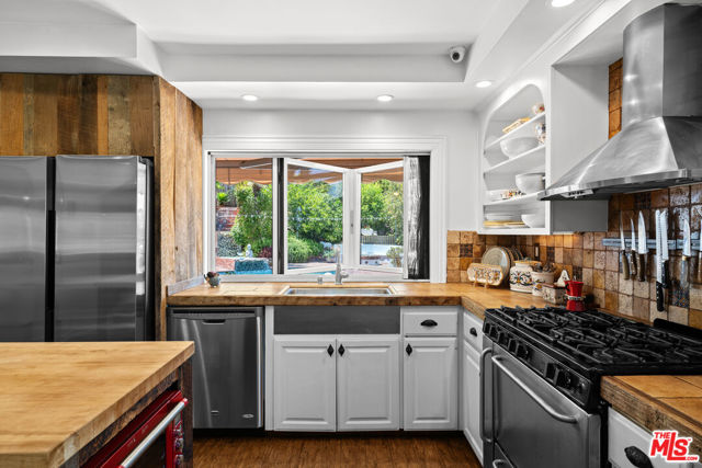 16582 Calneva Drive, Encino CA: https://media.crmls.org/mediaz/c5bc7f0e-96b8-44a0-9ee8-e56915c7998a.jpg