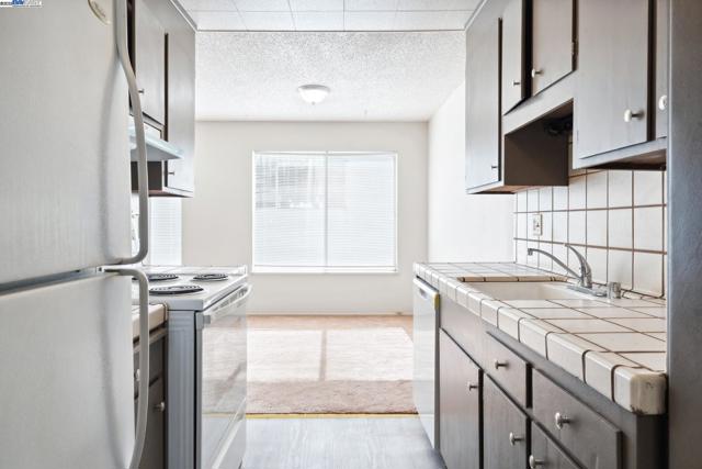 424 Staten Ave, Oakland CA: https://media.crmls.org/mediaz/c5be4b84-eda3-47b5-9eb2-3801952e8e6c.jpg