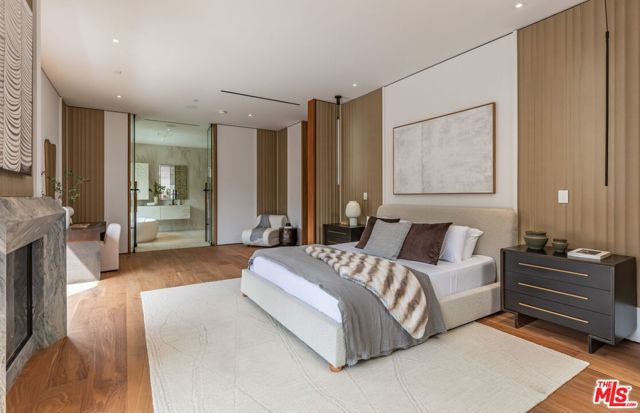 927 N Whittier Drive, Beverly Hills CA: https://media.crmls.org/mediaz/c5c0443e-f77c-4f43-b5af-7441902aadf3.jpg