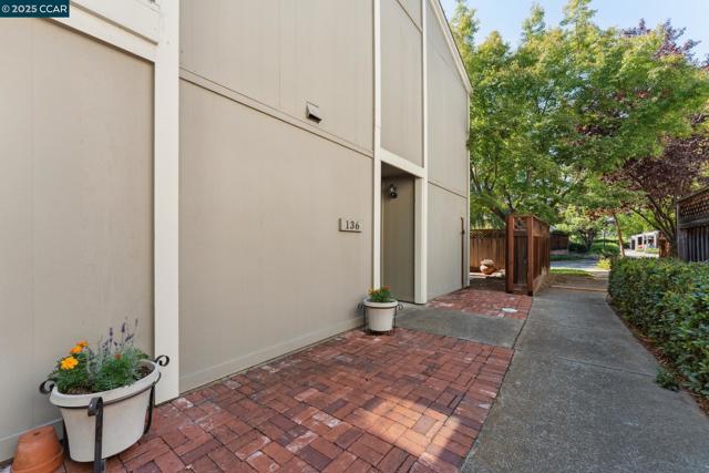 136 Garden Creek Pl, Danville CA: https://media.crmls.org/mediaz/c5c056d5-e286-4bde-9cd7-0dcb97e2c3c9.jpg