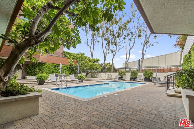 300 N Swall Drive, Beverly Hills CA: https://media.crmls.org/mediaz/c5c08f0b-2b80-4a83-bc0a-ef760c404f35.jpg