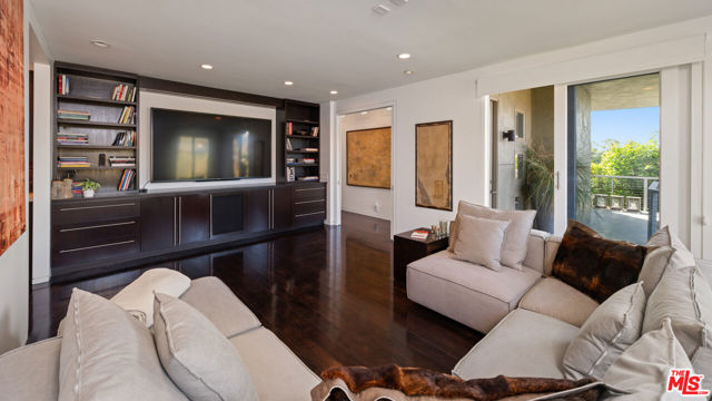 1415 Summitridge Drive, Beverly Hills CA: https://media.crmls.org/mediaz/c5c3612e-c842-4e23-a6de-65109533bf6f.jpg