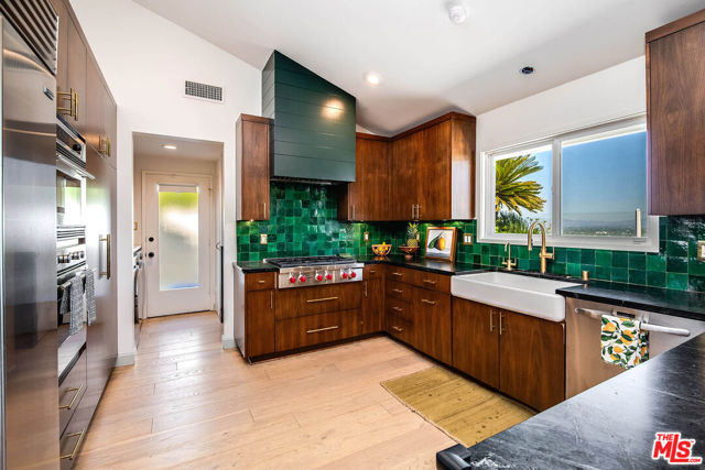 11671 Dona Alicia Place, Studio City CA: https://media.crmls.org/mediaz/c5c3fef1-3a29-410f-8088-5c762521c196.jpg
