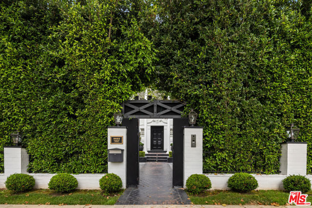 9885 Carmelita Avenue, Beverly Hills CA: https://media.crmls.org/mediaz/c5c50c56-d5c0-445f-8159-ba39e28f4191.jpg