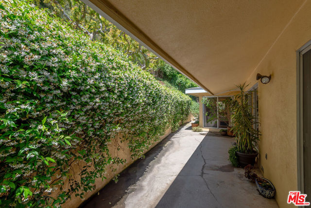 1109 Chantilly Road, Los Angeles CA: https://media.crmls.org/mediaz/c5c58fb0-c972-4c59-b5bd-b123b13db5e6.jpg