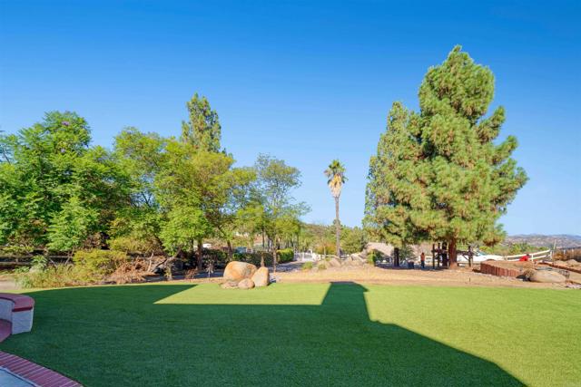 2173 Twisted Oak Ln Lane, Alpine CA: https://media.crmls.org/mediaz/c5c59fbf-b5e7-4f54-a41e-d06a6d62e514.jpg
