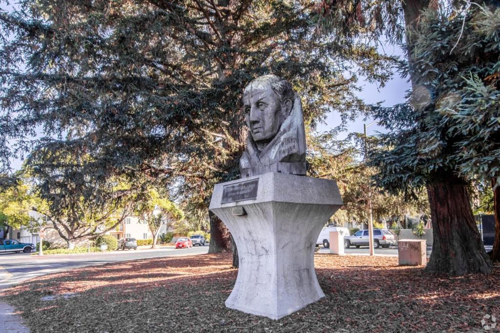 https://media.crmls.org/mediaz/c5c6ea80-d231-438c-87dc-5b4921bad20c.jpg?preset=X-Large