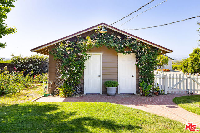 13721 W Telegraph Road, Santa Paula CA: https://media.crmls.org/mediaz/c5c70726-f69e-4f62-95ee-21cf185d2693.jpg