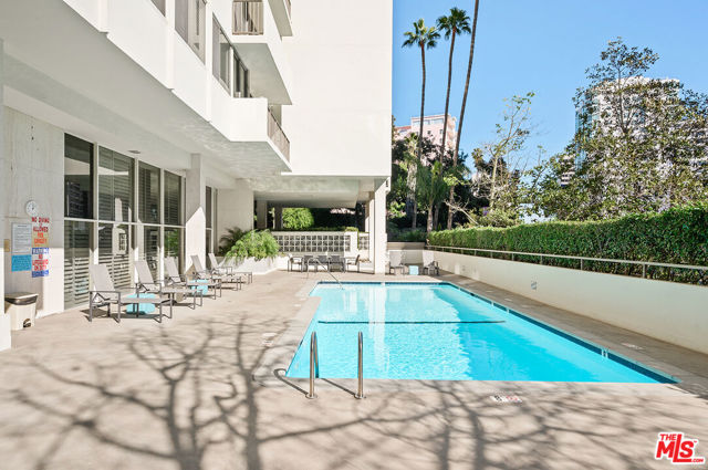 10433 WILSHIRE, Los Angeles CA: https://media.crmls.org/mediaz/c5c720bc-642c-404d-b170-0060876c6b71.jpg