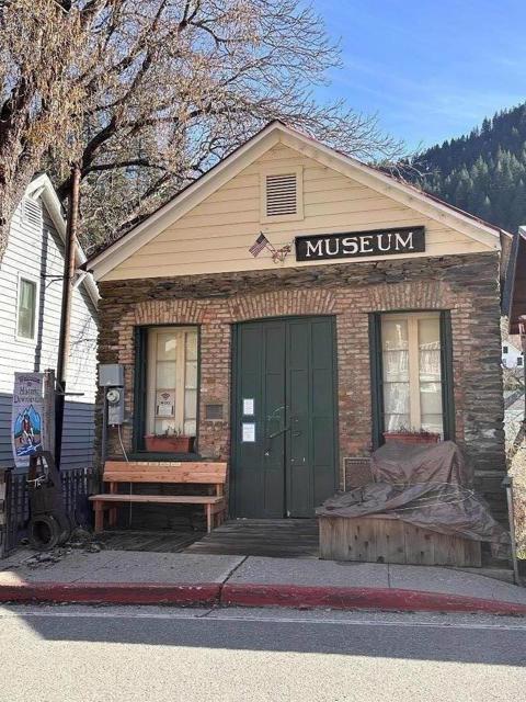 21791 Highway 49, Downieville CA: https://media.crmls.org/mediaz/c5c7f19b-f2de-4da6-b22e-9f6994601215.jpg